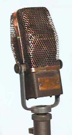 Ленточный микрофон RCA 44A. Весил 3,5 килограмма (фото www.neweraantiques.com).
